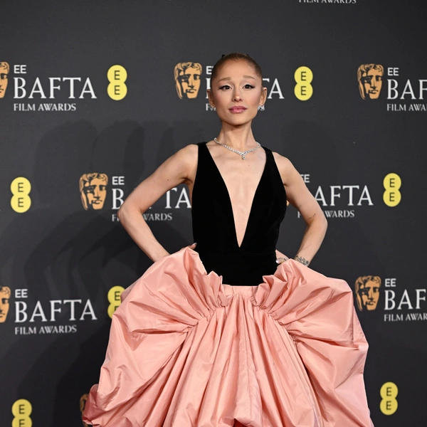 Пучок с бантом: Ариана Гранде показала нарядную прическу на премии BAFTA 2025