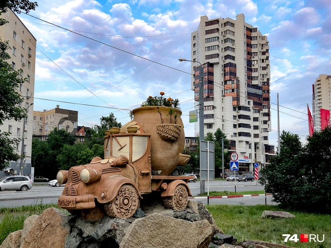 Памятник грузовику, перевозящему горшок. Логики нет, но настроение поднимает | Источник: Артем Краснов