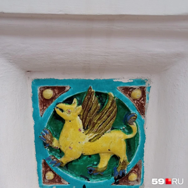 Стены храма украшают изразцы | Источник: Вероника Свизева / 59.RU