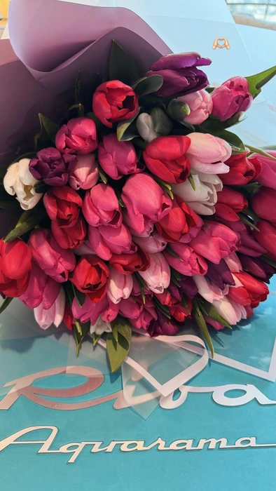 Софье подарили пышный букет | Источник: nikitchuksofi / Instagram.com*