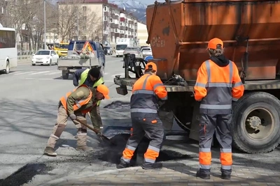 В Южно-Сахалинске после зимы ям на дорогах стало вдвое меньше