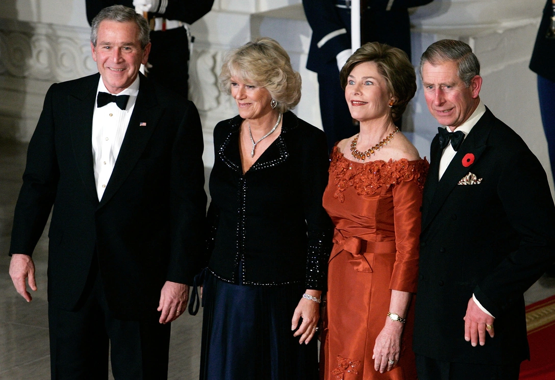 Джордж Буш, герцогиня Корнуольская, Лора Буш и принц Чарльз в Вашингтоне в 2005 году | marieclaire.ru