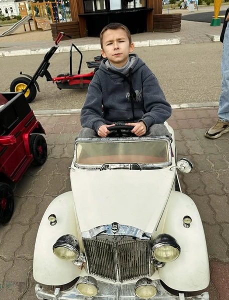 У Даниила есть две сестры, которые души в нем не чают