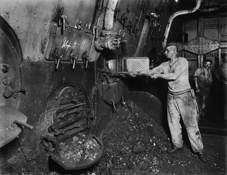 Судовой кочегар за работой, около 1915 года | Источник: Brown Bros./Archive Photos/Getty Images