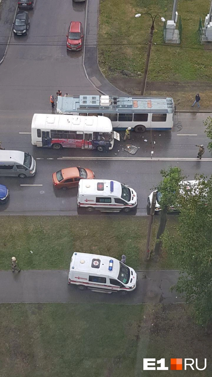 В Екатеринбурге автобус с пассажирами вылетел на встречку на полной  скорости - 20 июня 2023 - Е1.ру