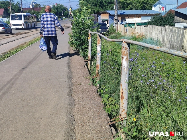 Прислониться можно сюда, либо сесть — кому как удобно | Источник: Марина Каримова / UFA1.RU