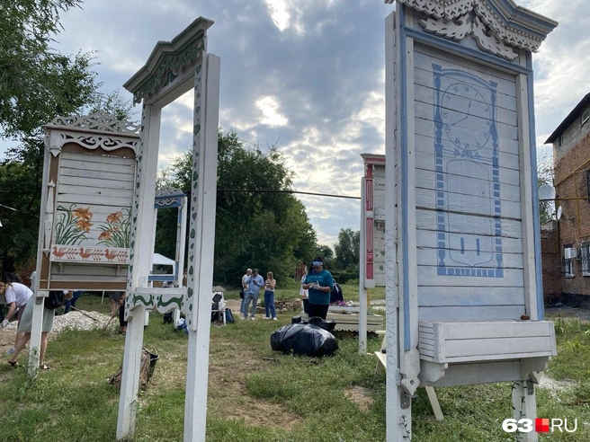 Чтобы вы любовались красивыми наличниками, участники фестиваля сражаются щетками и стамесками со старыми досками | Источник: 63.RU