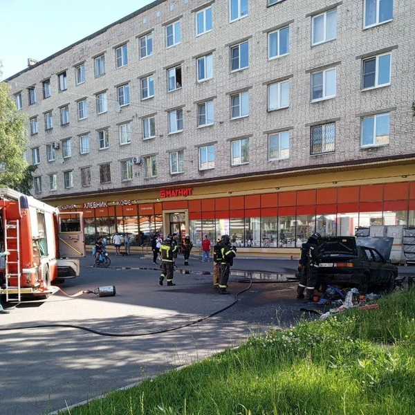 Жара плавит авто в Петербурге. На Тихорецком проспекте сгорела легковушка | Источник: Мегаполис | ДТП и ЧП | Санкт-Петербург | Питер