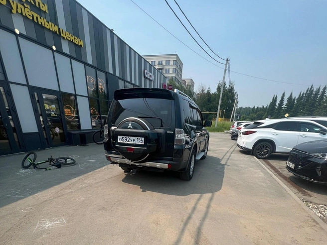 Почему водитель решил припарковаться здесь — вопрос без ответа | Источник: «АСТ-54 Black»/t.me
