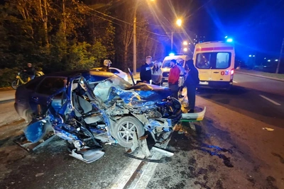 Автобус на Уктусе выехал на встречку и влетел в легковушку