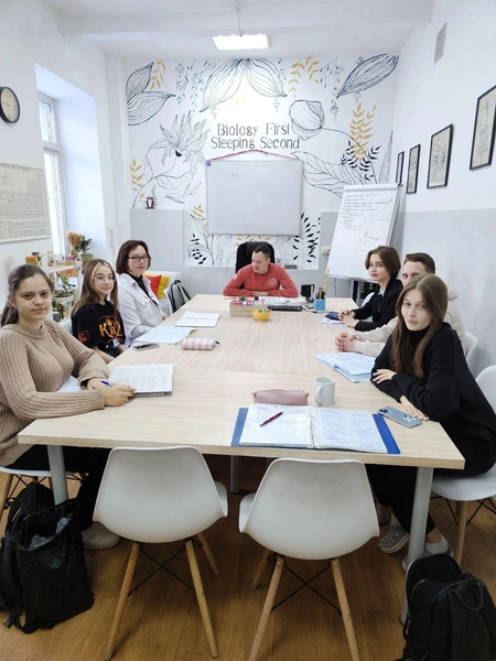 Специалисты становятся авторитетом для учеников, но при этом относятся к ним дружески | Источник: Центр знаний «ИнтеллекториУМ»