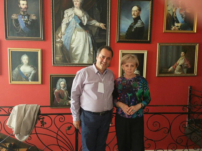 Елена Николаевна изредка сама проводит экскурсии по особняку | Источник: Дом купца Смирнова. Музей пельменя / Vk.com