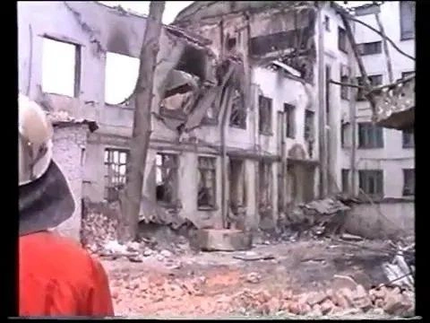 —&nbsp;До того, как войти внутрь, пригнали машины с подъемниками, мехруками. Снимали все, что висело высоко и могло упасть на голову. Там было несколько балок, какая-то батарея, кусок кровли | Источник: архивная съемка