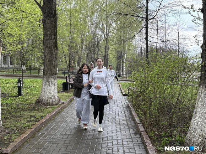 Студенты в эту непогоду пробежали забег «Миля мира» | Источник: Маша Лобанова / NGS70.RU