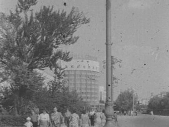 Проспект Ленина в районе гостиницы «Исеть» с широкими тротуарами и характерными уличными фонарями. | Источник: читатель E1.RU