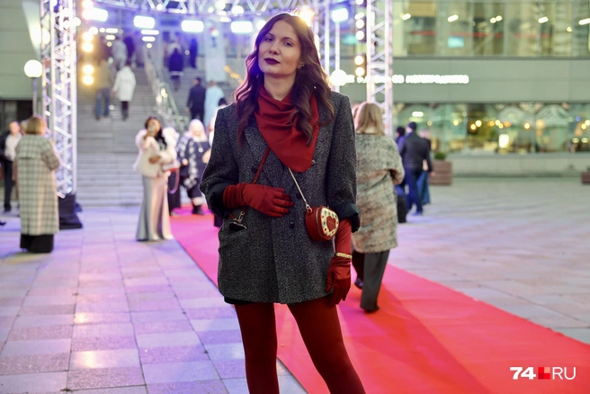 Екатерина умело сочетает брендовые элементы и вещи, которые гораздо ценнее как память | Источник: Михаил Шилкин