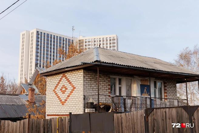 Некоторые частные дома еще какое-то время соседствовали с выросшими по соседству новыми высотками | Источник: Ирина Шарова / 72.RU