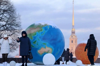 Модели планет проехали по Петербургу
