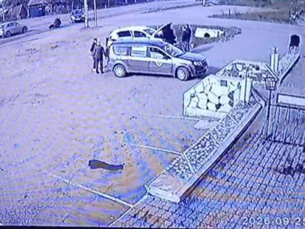 Перед столкновением мотоциклист успел немного затормозить и завалился на бок | Источник: читатель E1.RU