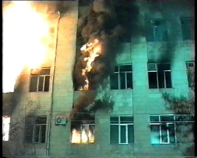 Из Справки по результатам исследования пожара: «Результаты опроса очевидцев свидетельствуют о том, что пожар возник в интервале времени от 17 часов 30 минут до 17 часов 45 минут 10 февраля 1999 года. Открытое пламенное горение было обнаружено сотрудниками УВД в кабинете № 75 примерно в 17 часов 45 минут» | Источник: архивная съемка