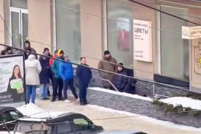 В Омске выстроилась очередь за букетами на проспекте Маркса
