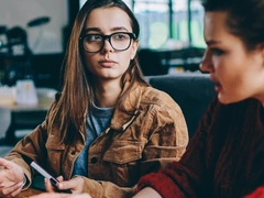 Личное пространство: 6 тем, которые лучше не обсуждать с новыми знакомыми