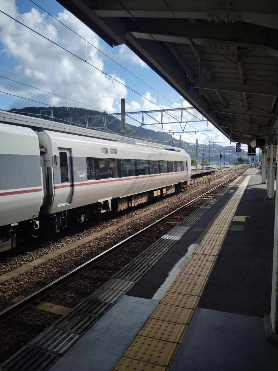 С непривычки японские традиции русского туриста удивят. Например, просто купить билет на поезд недостаточно, нужно еще выбрать и оплатить место. Иначе несколько часов в поезде дальнего следования придется ехать стоя (что будет, если сесть на свободное место, путешественники не проверяли) | Источник: Полина Захарова