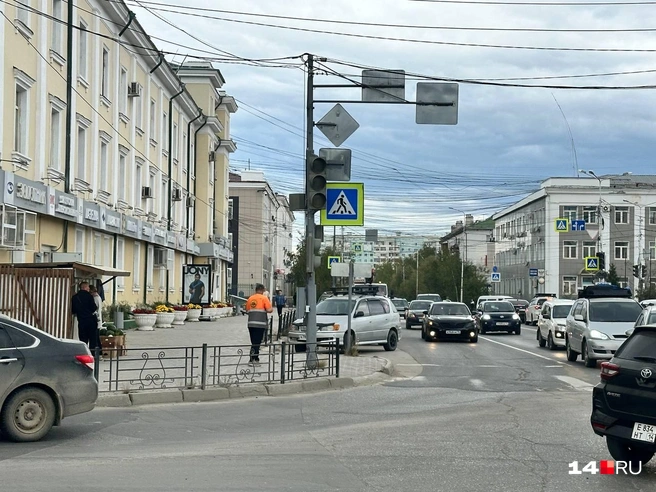 Пока подрядчик проводит ремонт площади, на перекрестке Дзержинского —Орджоникидзе не работают светофоры  | Источник: Илья Константинов / 14.RU