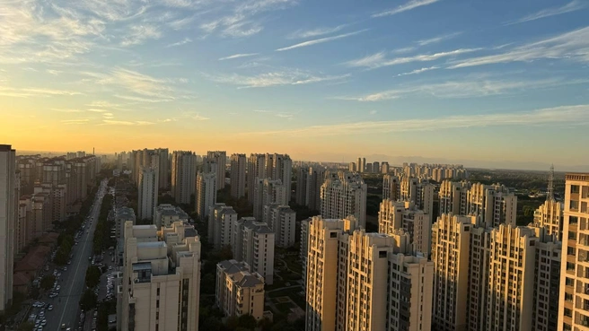 На месте традиционных домов с загнутыми крышами давно возвели небоскребы | Источник: Лян Мохань