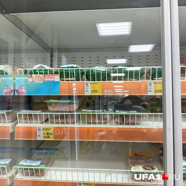 Верхнюю полку, видимо, не замечают | Источник: Дилара Лотфуллина / UFA1.RU