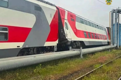 Двухэтажный вагон сошел с рельсов в Петербурге