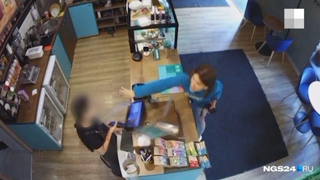 17-летняя сотрудница не могла дать отпор посетительнице | Источник: Читатель NGS24.RU