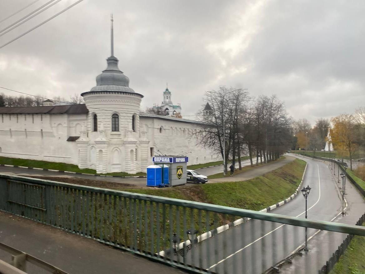 «Хуже этого не представить»: в центре Ярославля вид на монастырь перекрыли будкой охраны