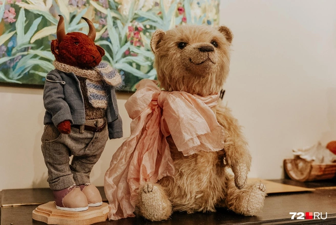 Стоимость одних только расходников для создания подобного медведя — около 15 тысяч рублей. Поэтому готовая игрушка определенно точно не может стоить дешевле | Источник: Илья Чикотин / 72.RU