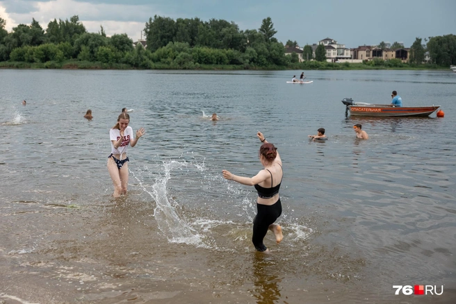 Дети и взрослые плещутся в воде, хотя Роспотребнадзор им этого не советовал  | Источник: Александр Куренной / 76.RU