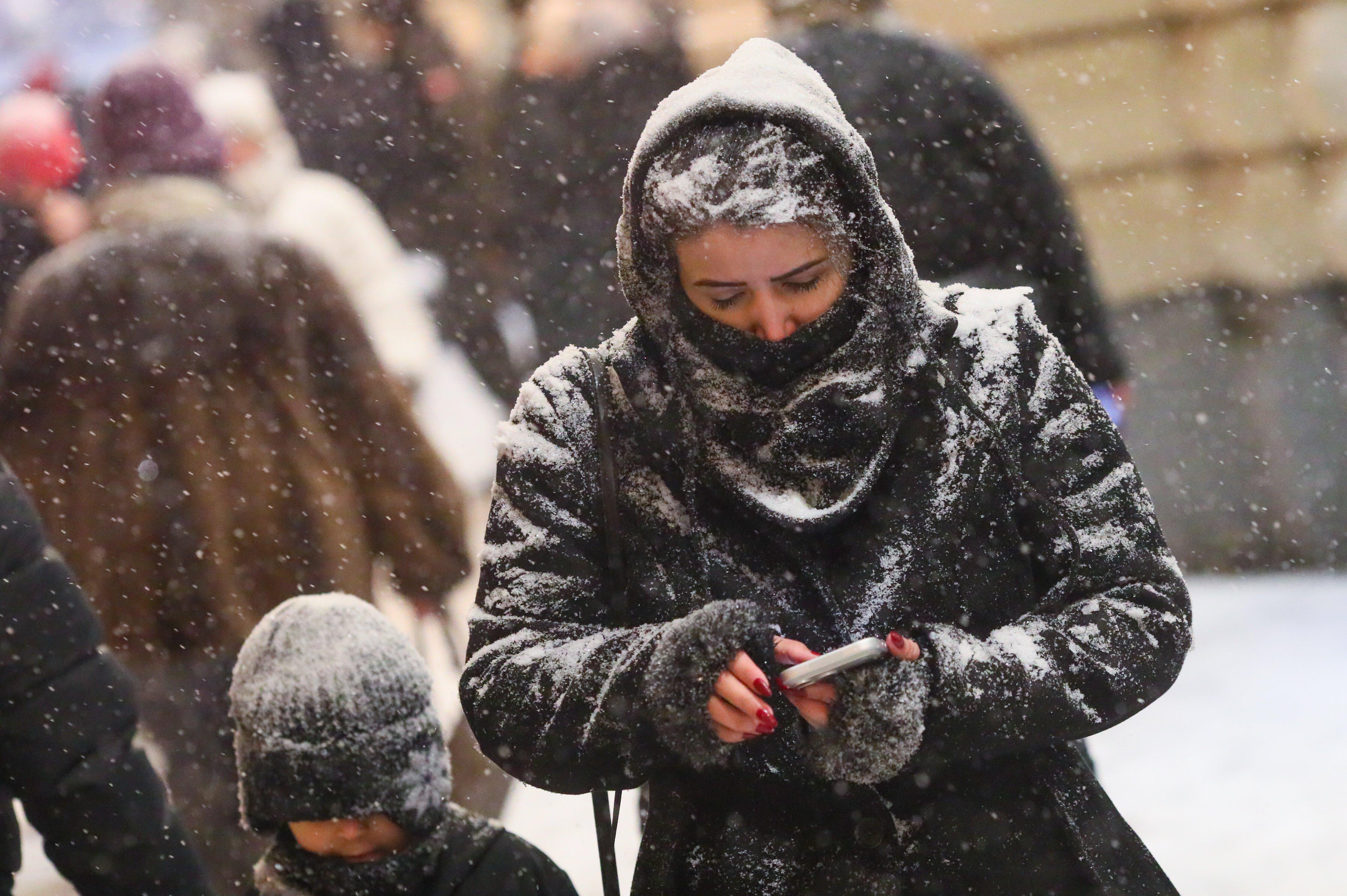 Снегопад в Москве: сугробы в полметра, счастливые дети и коллапс на дорогах