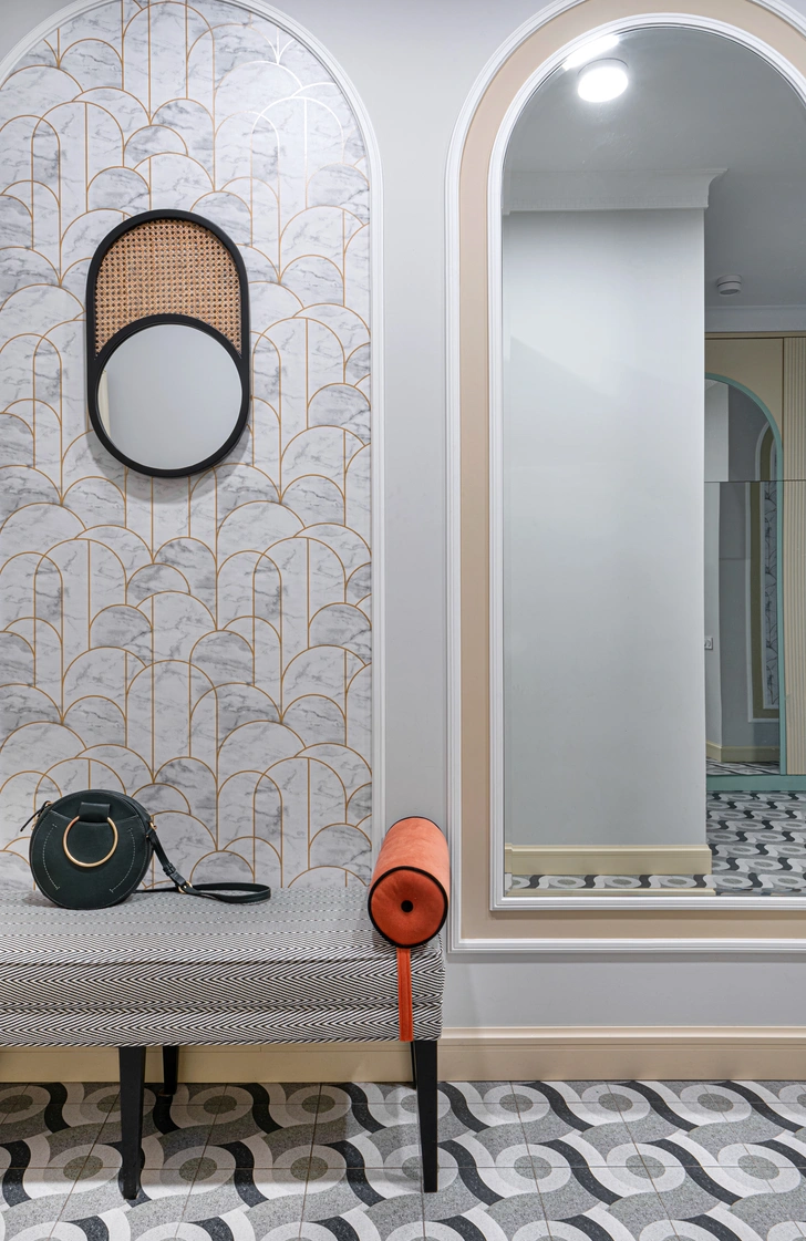 Прихожая. Банкетка, Rooma Design. Обои Eco Wallpaper, компания O-design. Плитка, Pamesa. | Источник: Наталья Градусова. Стиль: Варвара Калицкая  