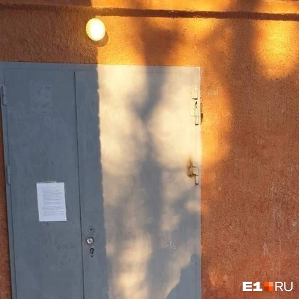Вход в саму школу | Источник: читательница E1.RU