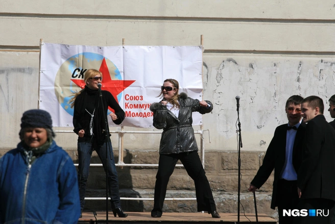2008 год и танцы от Союза коммунистической молодежи | Источник: Станислав Соколов / NGS.RU