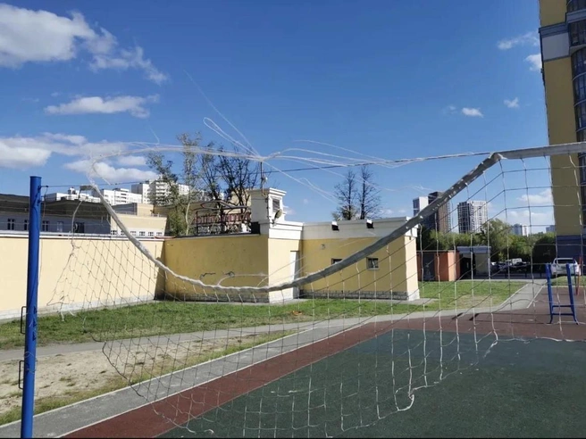 Жильцы восстанавливают площадку за свои деньги | Источник: читатель E1.RU