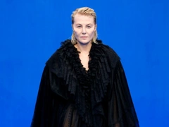 Рената Литвинова стала моделью показа Balenciaga