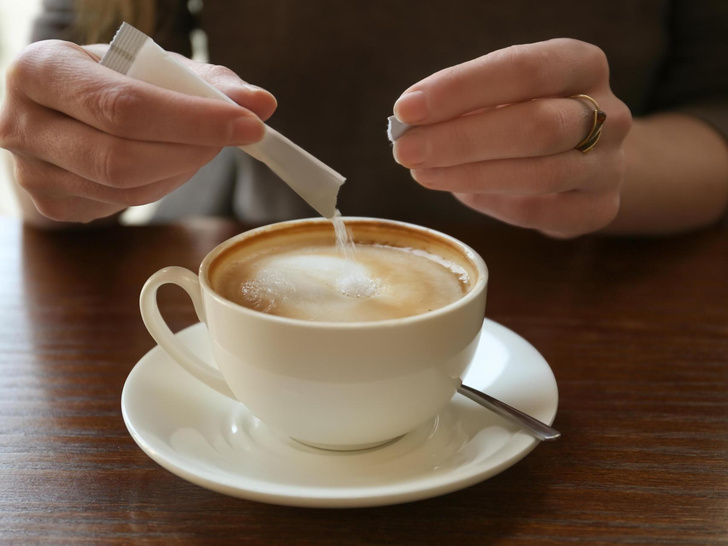 Только так: сколько сахара можно положить в кофе и чай, чтобы не навредить здоровью