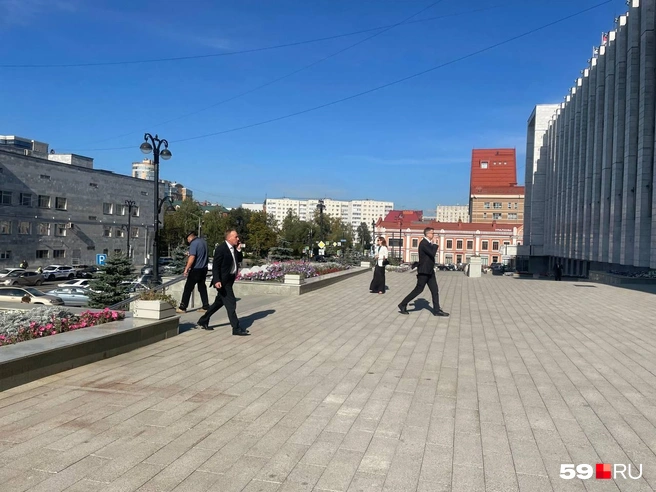 Генеральный директор проектного офиса ГК «КОРТРОС» Анатолий Маховиков (слева) и зампред правительства Пермского края по вопросам социальной защиты и здравоохранения Сергей Никифоров (справа) | Источник: Екатерина Вохмянина/ 59.RU