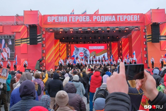 Некоторые пермяки снимали выступления артистов на телефон | Источник: Тимофей Калмаков / 59.RU