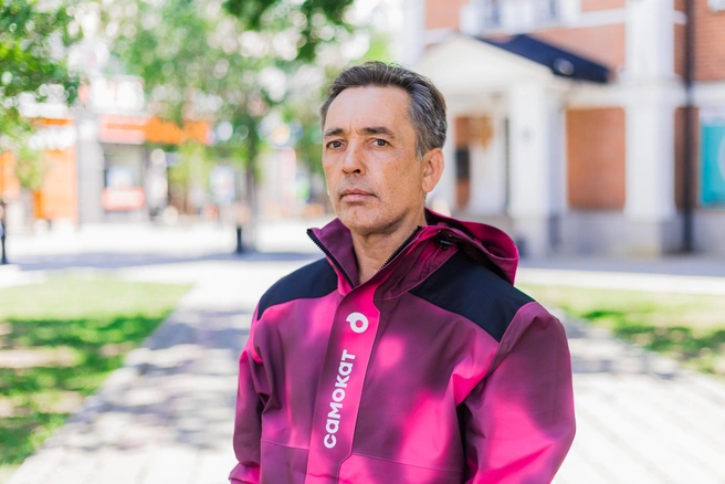 Сергей развозит заказы на электровелосипеде&nbsp;— ему так удобнее | Источник: Данила Морозов