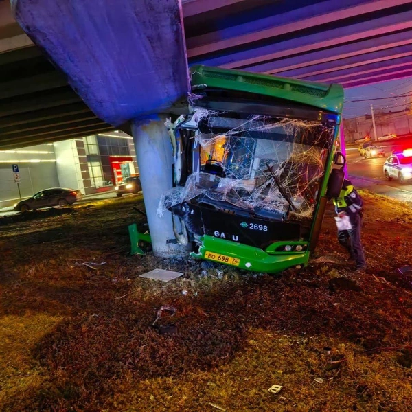 В Челябинске 12 человек пострадали после удара автобуса об опору моста | Источник: t.me/su_skr74