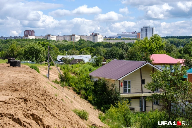 Дом недалеко от улицы Дмитриева стоит очень близко к дороге | Источник: Булат Салихов / UFA1.RU