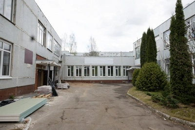 Ведерников проверил ход ремонта школы и детсада в Пскове