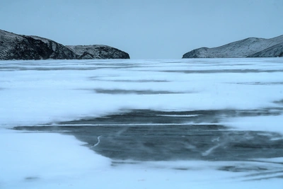 «Буханка» с туристами провалилась под лед на Байкале