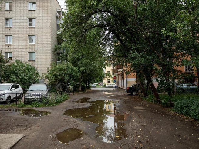 На разнообразной улице Победы нашлось место и для общежития. | Источник: Александр Куренной / 76.RU